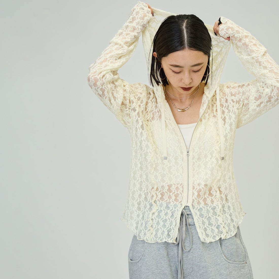 nenom [ネノム] 総レース シアージップパーカー [NE26332011] 02 OFF &&モデル身長：150cm 着用サイズ：F&&