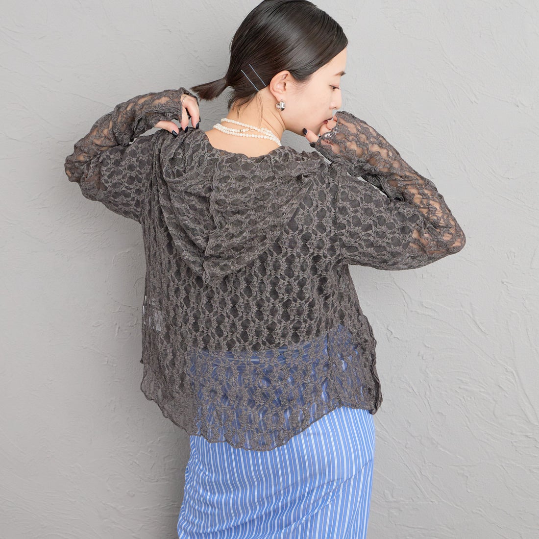 nenom [ネノム] 総レース シアージップパーカー [NE26332011] 08 CHARCOA &&モデル身長：150cm 着用サイズ：F&&