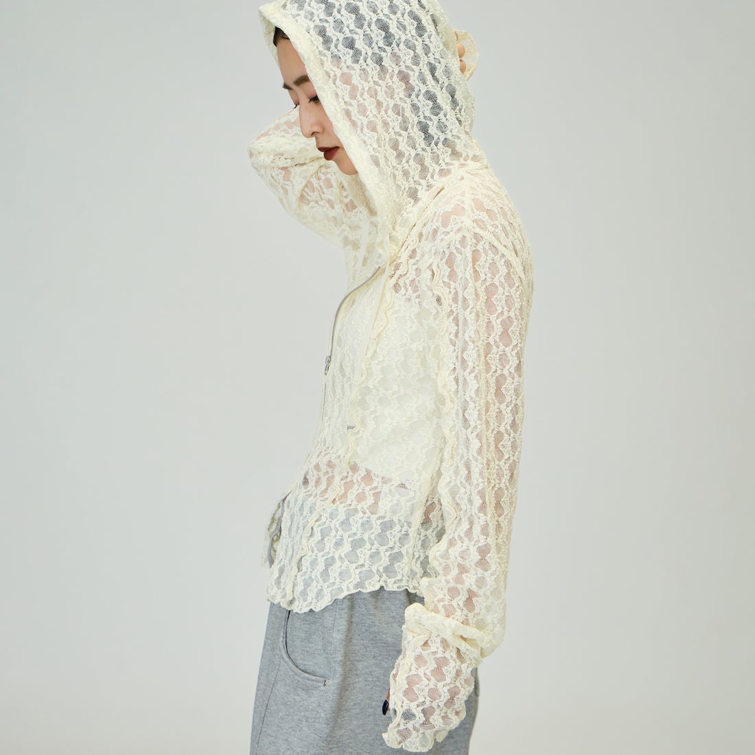 nenom [ネノム] 総レース シアージップパーカー [NE26332011] 02 OFF &&モデル身長：150cm 着用サイズ：F&&