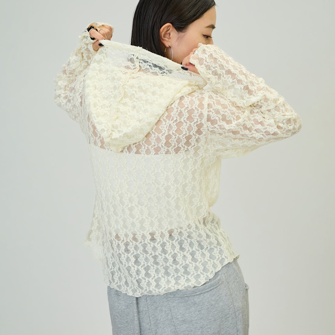 nenom [ネノム] 総レース シアージップパーカー [NE26332011] 02 OFF &&モデル身長：150cm 着用サイズ：F&&