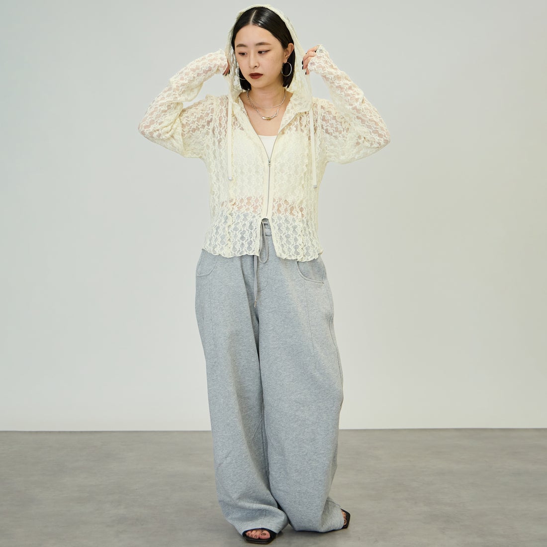 nenom [ネノム] 総レース シアージップパーカー [NE26332011] 02 OFF &&モデル身長：150cm 着用サイズ：F&&
