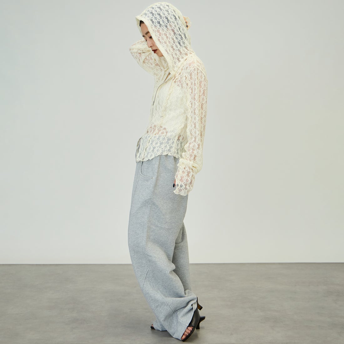 nenom [ネノム] 総レース シアージップパーカー [NE26332011] 02 OFF &&モデル身長：150cm 着用サイズ：F&&