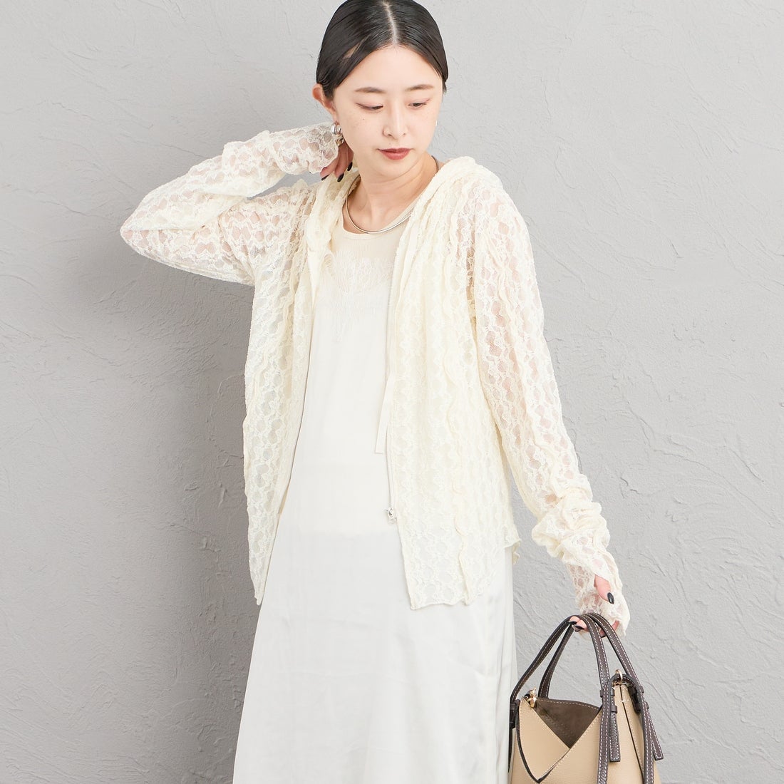 nenom [ネノム] 総レース シアージップパーカー [NE26332011] 02 OFF &&モデル身長：150cm 着用サイズ：F&&