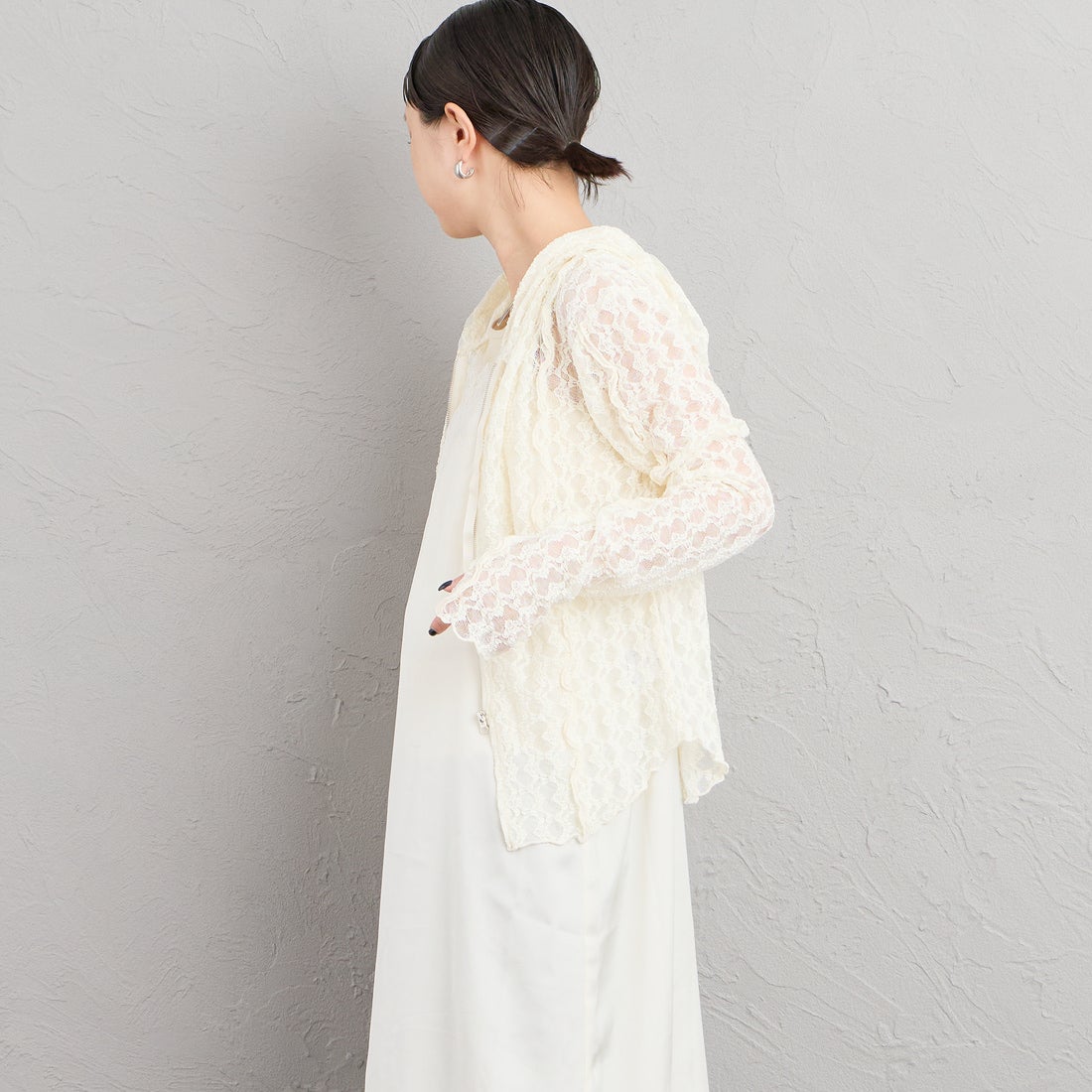 nenom [ネノム] 総レース シアージップパーカー [NE26332011] 02 OFF &&モデル身長：150cm 着用サイズ：F&&