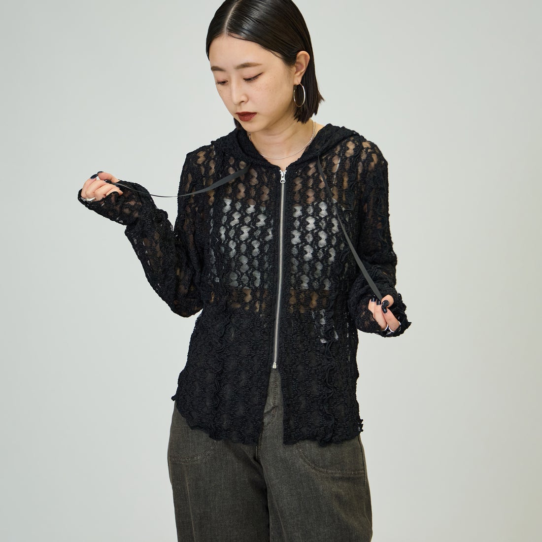 nenom [ネノム] 総レース シアージップパーカー [NE26332011] 09 BLACK &&モデル身長：150cm 着用サイズ：F&&