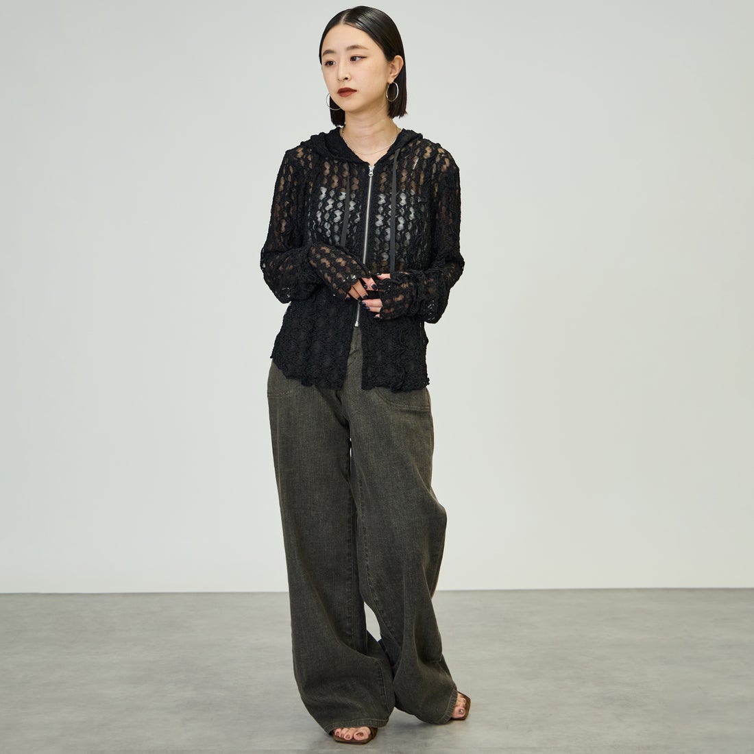 nenom [ネノム] 総レース シアージップパーカー [NE26332011] 09 BLACK &&モデル身長：150cm 着用サイズ：F&&