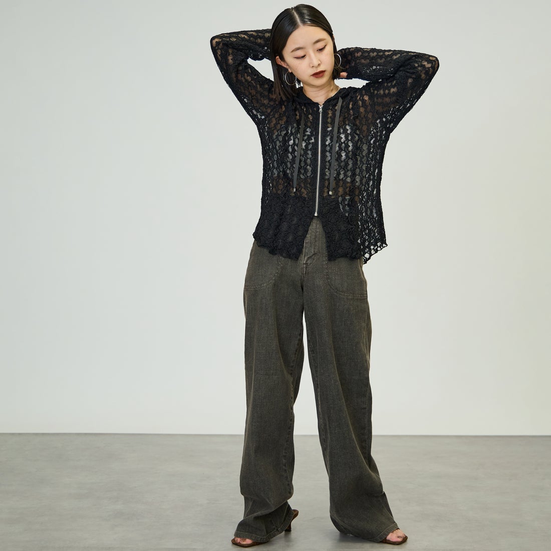 nenom [ネノム] 総レース シアージップパーカー [NE26332011] 09 BLACK &&モデル身長：150cm 着用サイズ：F&&