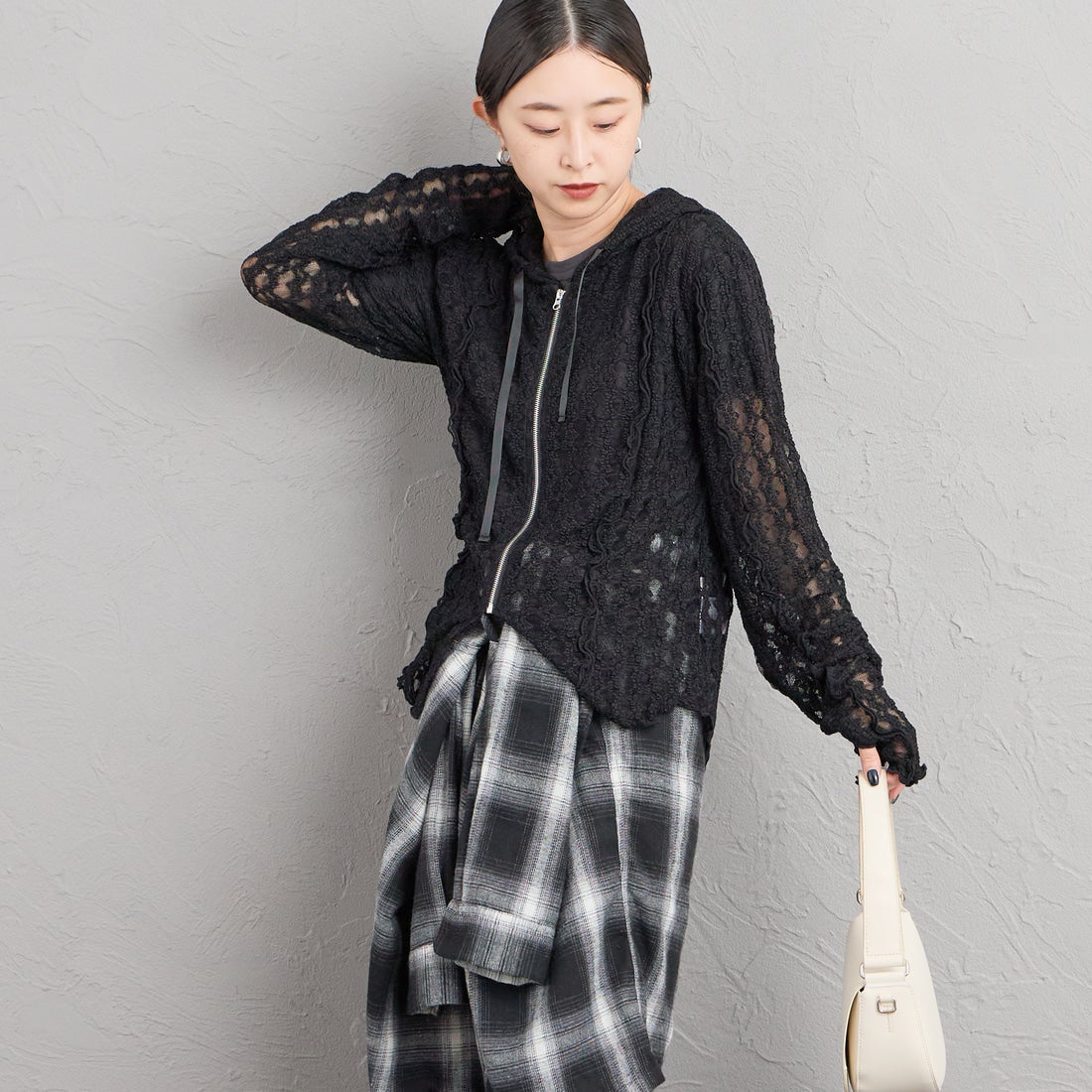 nenom [ネノム] 総レース シアージップパーカー [NE26332011] 09 BLACK &&モデル身長：150cm 着用サイズ：F&&
