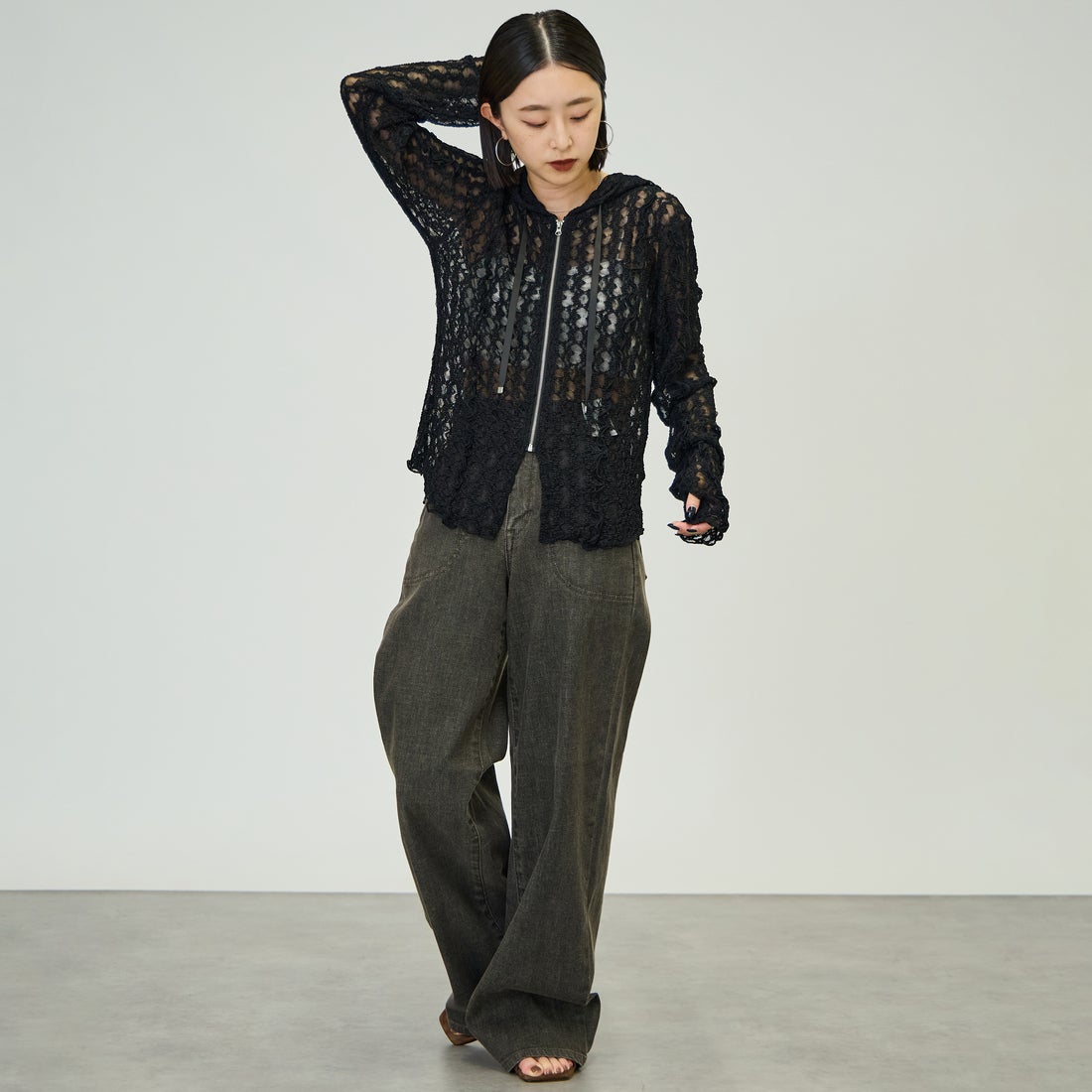 nenom [ネノム] 総レース シアージップパーカー [NE26332011] 09 BLACK &&モデル身長：150cm 着用サイズ：F&&