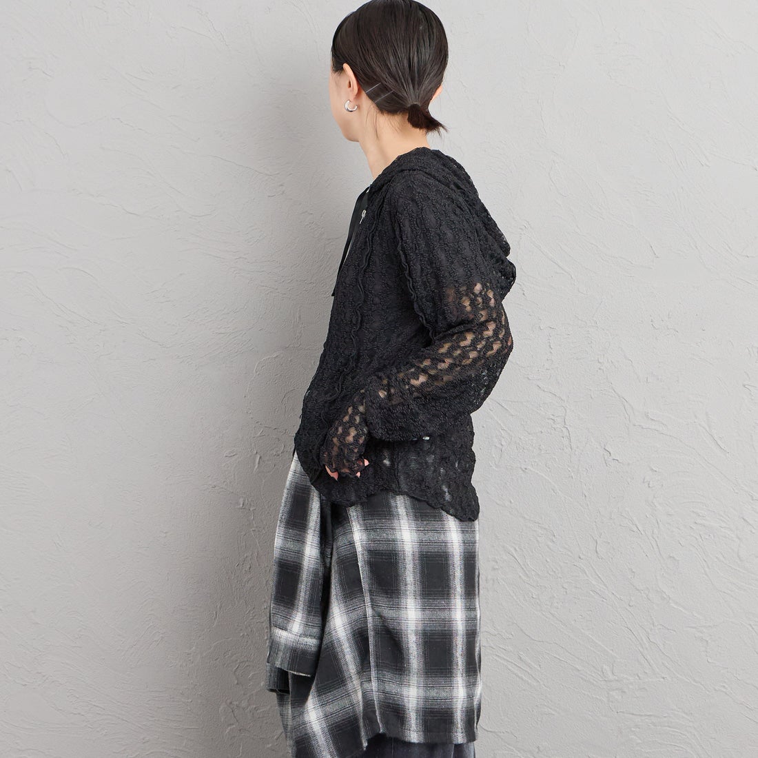 nenom [ネノム] 総レース シアージップパーカー [NE26332011] 09 BLACK &&モデル身長：150cm 着用サイズ：F&&