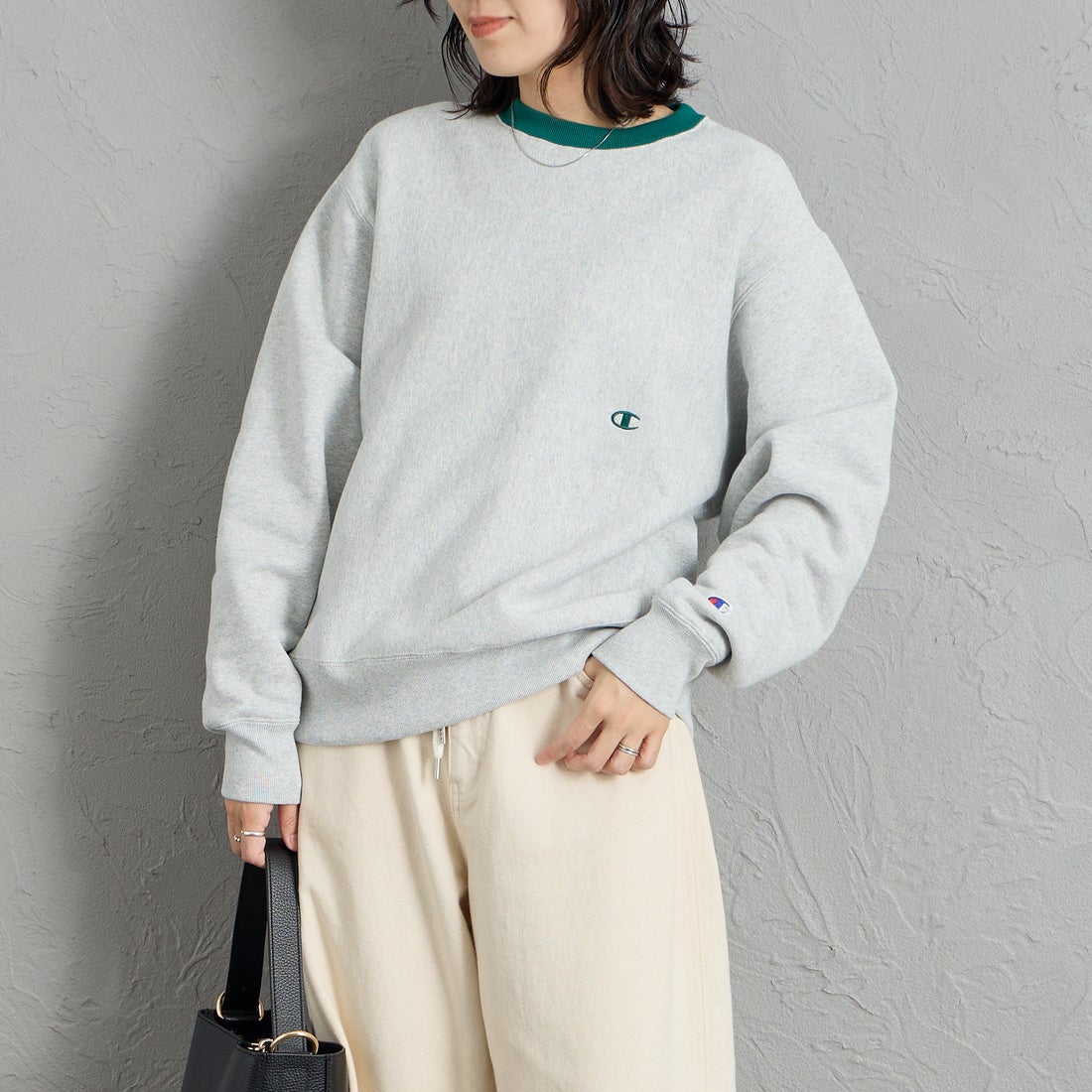 Champion [チャンピオン] 別注 スリーアイコン ロゴ刺繍スウェット [C8-E024-JF] 040 S.GRAY &&モデル身長：160cm 着用サイズ：S&&