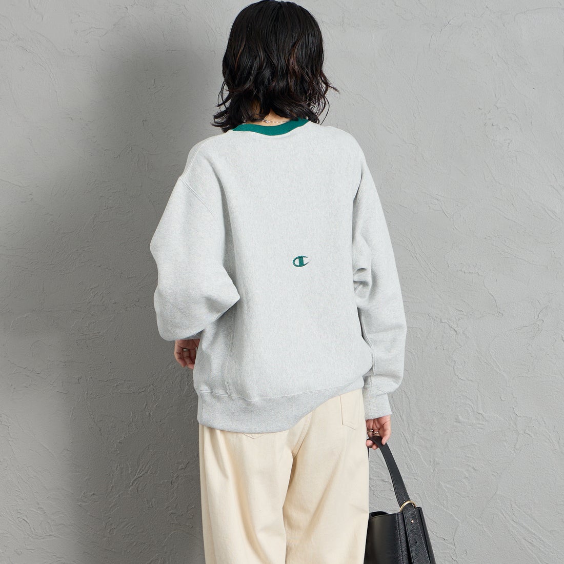 Champion [チャンピオン] 別注 スリーアイコン ロゴ刺繍スウェット [C8-E024-JF] 040 S.GRAY &&モデル身長：160cm 着用サイズ：S&&