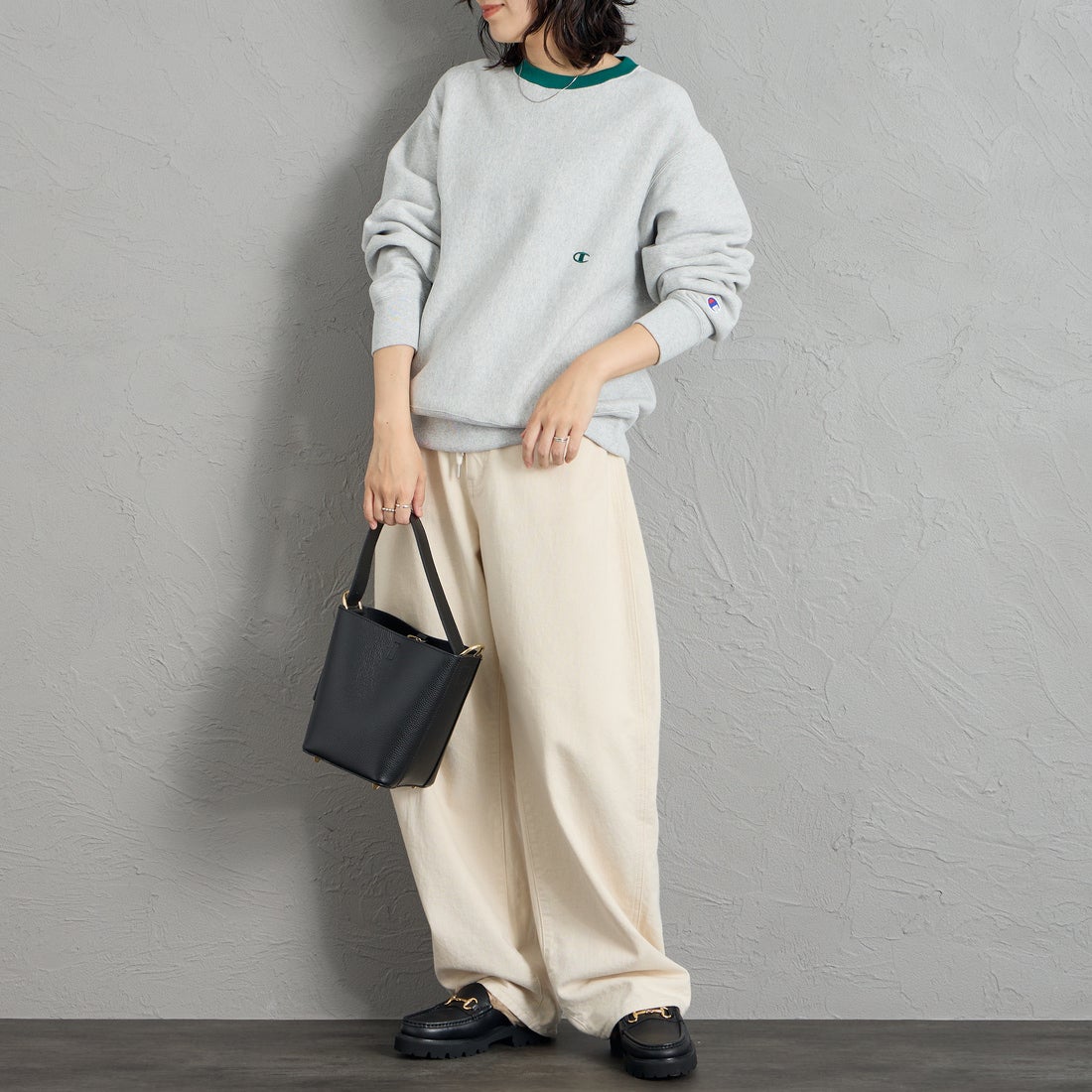 Champion [チャンピオン] 別注 スリーアイコン ロゴ刺繍スウェット [C8-E024-JF] 040 S.GRAY &&モデル身長：160cm 着用サイズ：S&&