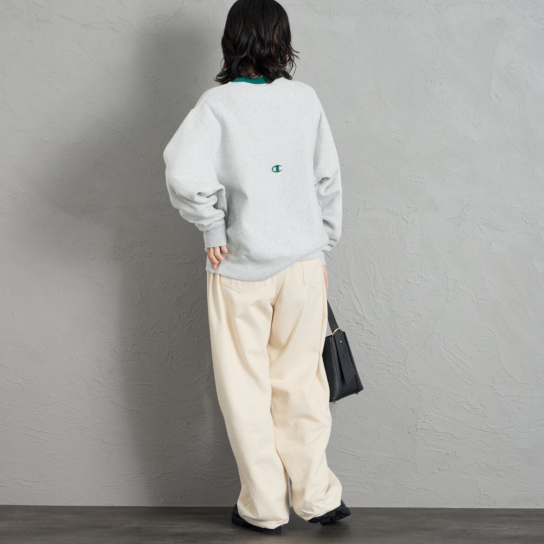 Champion [チャンピオン] 別注 スリーアイコン ロゴ刺繍スウェット [C8-E024-JF] 040 S.GRAY &&モデル身長：160cm 着用サイズ：S&&