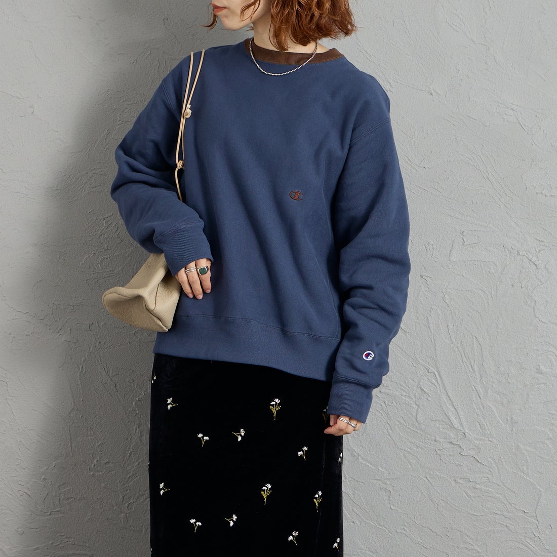 Champion [チャンピオン] 別注 スリーアイコン ロゴ刺繍スウェット [C8-E024-JF] 386 D.NAVY &&モデル身長：158cm 着用サイズ：S&&