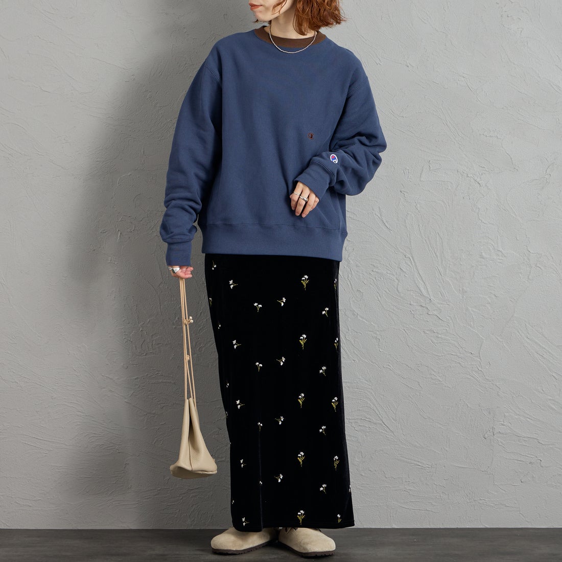 Champion [チャンピオン] 別注 スリーアイコン ロゴ刺繍スウェット [C8-E024-JF] 386 D.NAVY &&モデル身長：158cm 着用サイズ：S&&