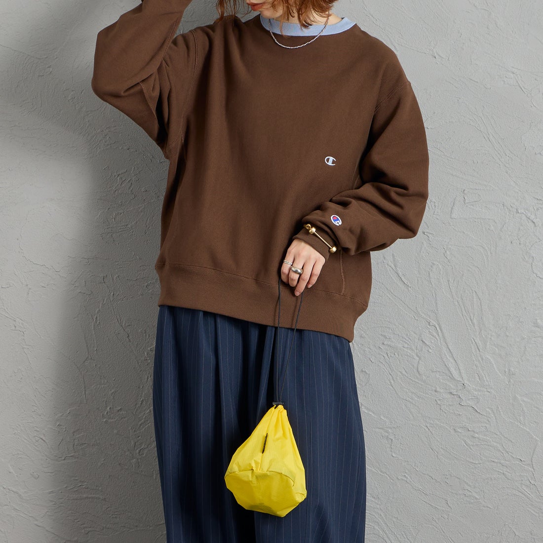Champion [チャンピオン] 別注 スリーアイコン ロゴ刺繍スウェット [C8-E024-JF] 289 A.BRN &&モデル身長：158cm 着用サイズ：S&&