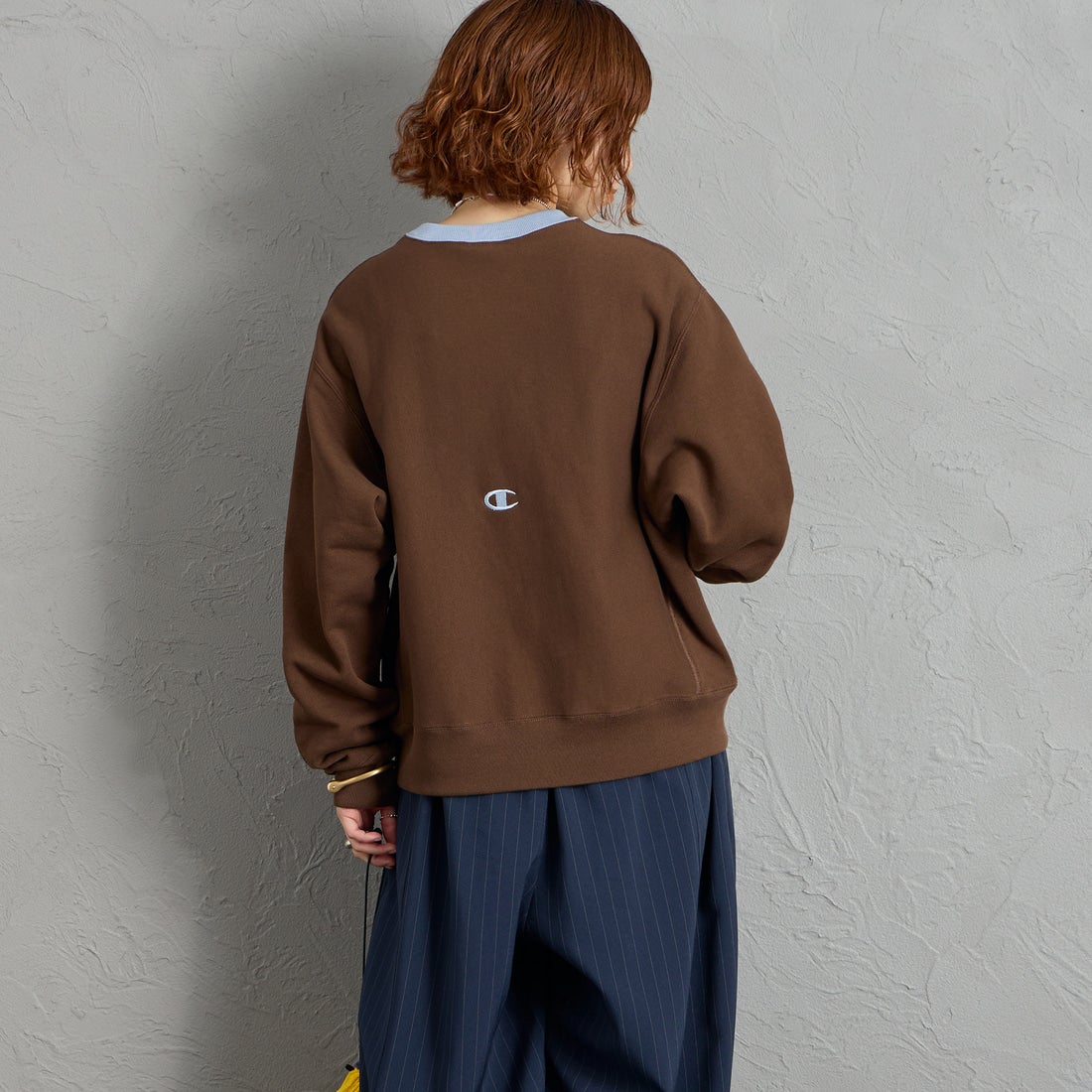 Champion [チャンピオン] 別注 スリーアイコン ロゴ刺繍スウェット [C8-E024-JF] 289 A.BRN &&モデル身長：158cm 着用サイズ：S&&