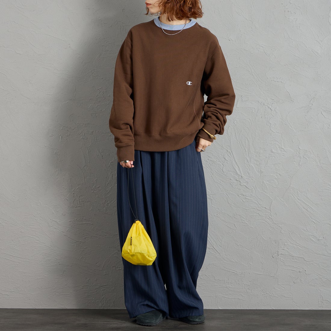 Champion [チャンピオン] 別注 スリーアイコン ロゴ刺繍スウェット [C8-E024-JF] 289 A.BRN &&モデル身長：158cm 着用サイズ：S&&
