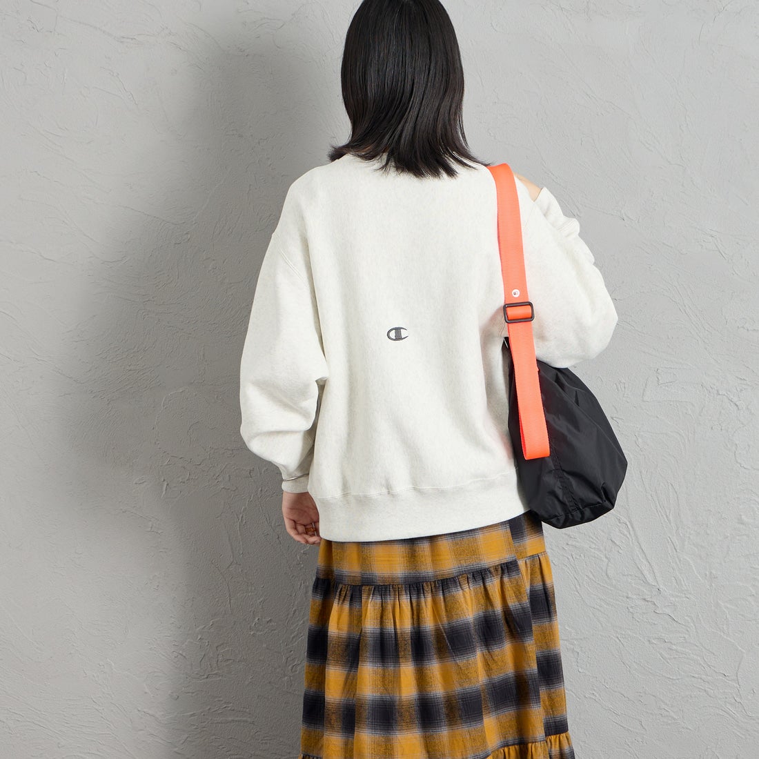 Champion [チャンピオン] 別注 スリーアイコン ロゴ刺繍スウェット [C8-E024-JF] 810 OATMEA &&モデル身長：162cm 着用サイズ：S&&