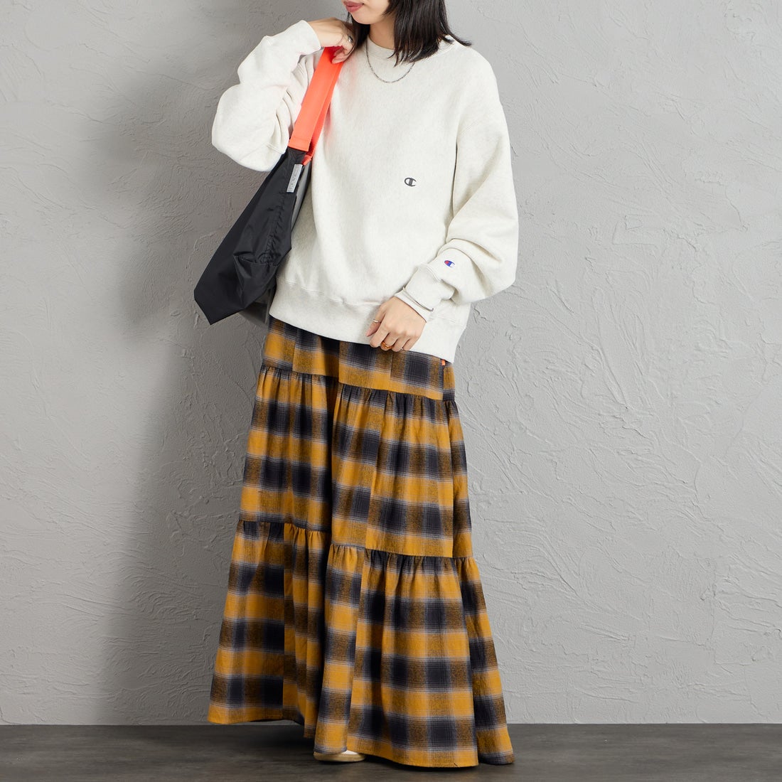 Champion [チャンピオン] 別注 スリーアイコン ロゴ刺繍スウェット [C8-E024-JF] 810 OATMEA &&モデル身長：162cm 着用サイズ：S&&