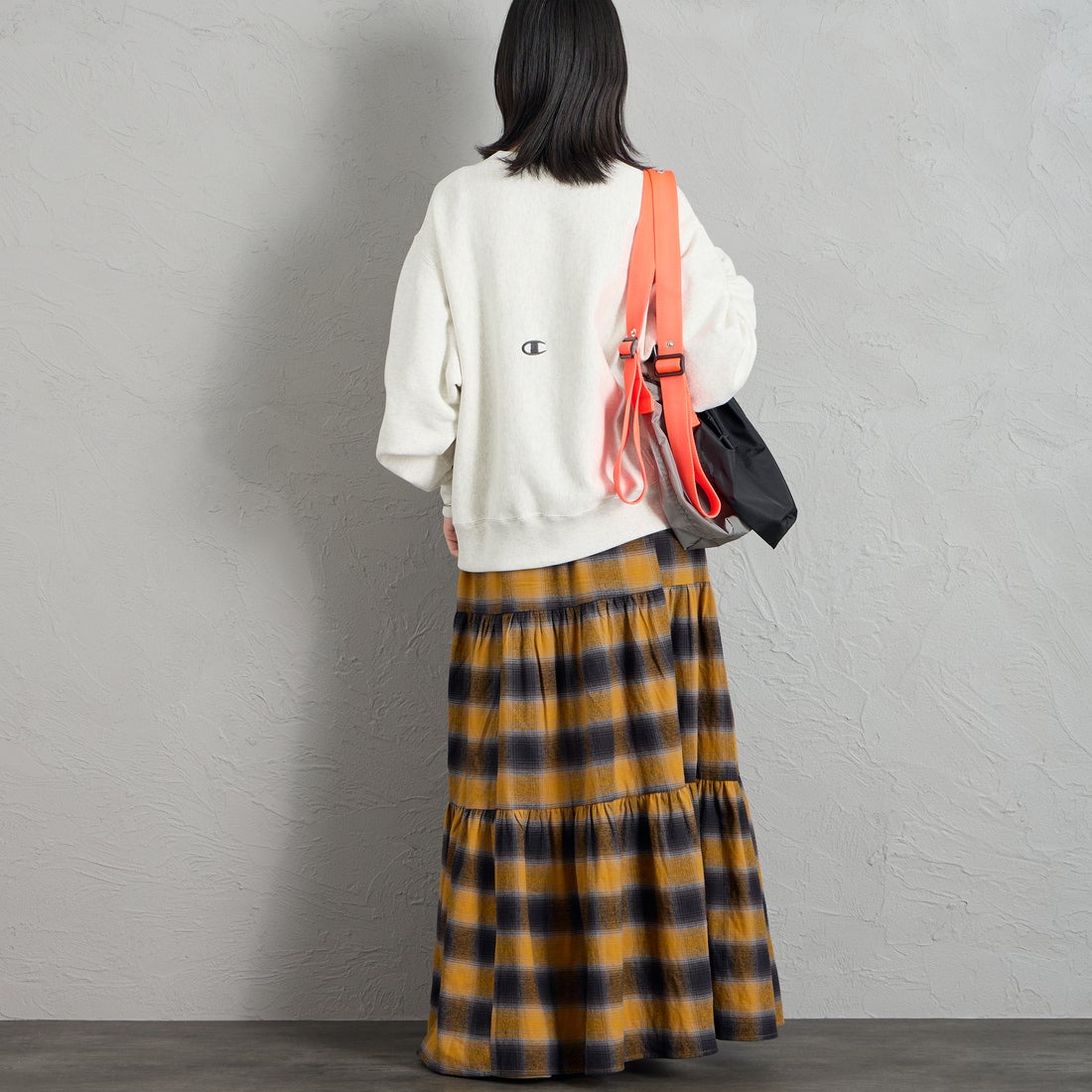 Champion [チャンピオン] 別注 スリーアイコン ロゴ刺繍スウェット [C8-E024-JF] 810 OATMEA &&モデル身長：162cm 着用サイズ：S&&