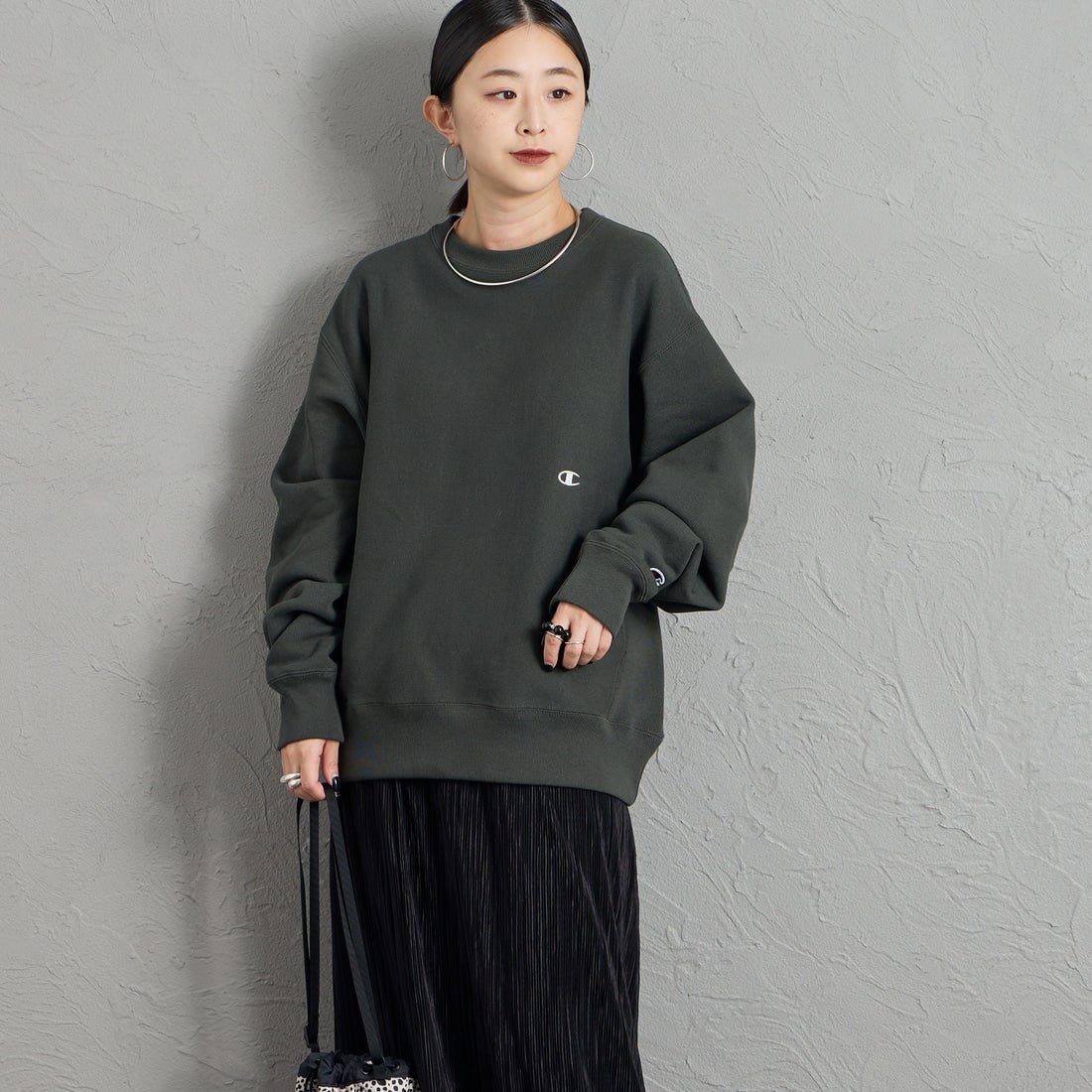 Champion [チャンピオン] 別注 スリーアイコン ロゴ刺繍スウェット [C8-E024-JF] 055 O.BLK &&モデル身長：150cm 着用サイズ：S&&