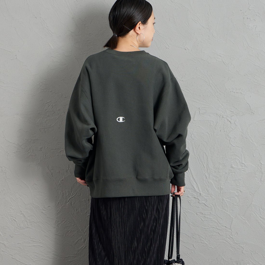 Champion [チャンピオン] 別注 スリーアイコン ロゴ刺繍スウェット [C8-E024-JF] 055 O.BLK &&モデル身長：150cm 着用サイズ：S&&