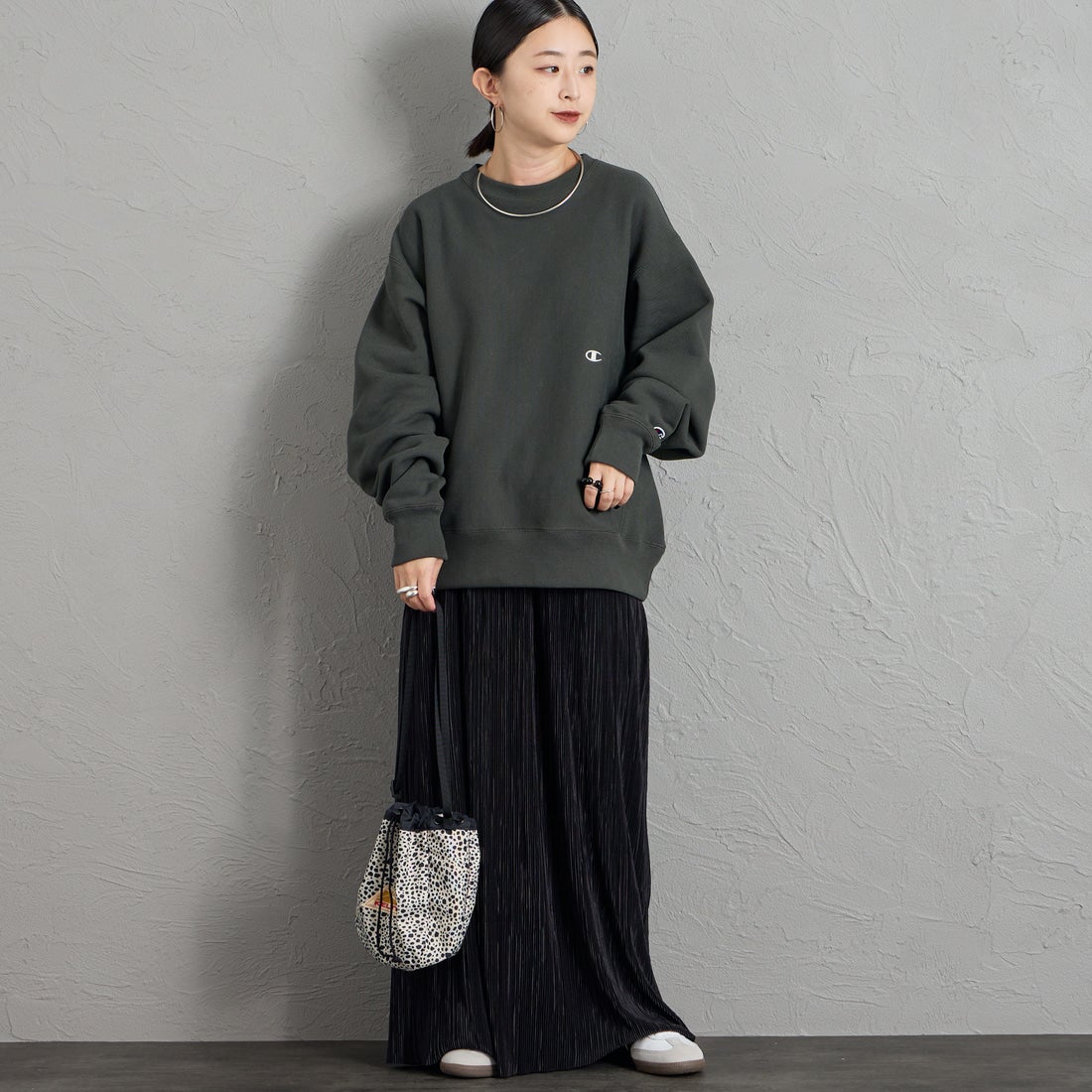 Champion [チャンピオン] 別注 スリーアイコン ロゴ刺繍スウェット [C8-E024-JF] 055 O.BLK &&モデル身長：150cm 着用サイズ：S&&