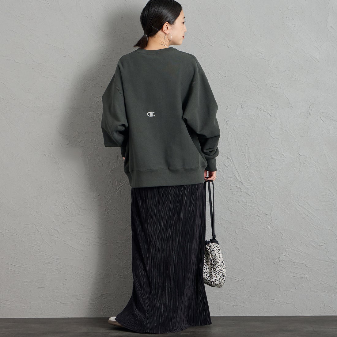 Champion [チャンピオン] 別注 スリーアイコン ロゴ刺繍スウェット [C8-E024-JF] 055 O.BLK &&モデル身長：150cm 着用サイズ：S&&
