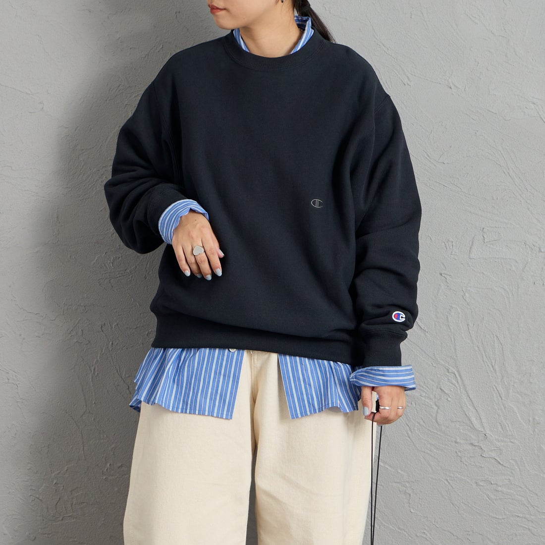 Champion [チャンピオン] 別注 スリーアイコン ロゴ刺繍スウェット [C8-E024-JF] 090 BLACK &&モデル身長：156cm 着用サイズ：S&&
