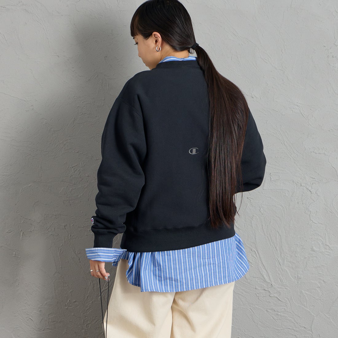 Champion [チャンピオン] 別注 スリーアイコン ロゴ刺繍スウェット [C8-E024-JF] 090 BLACK &&モデル身長：156cm 着用サイズ：S&&