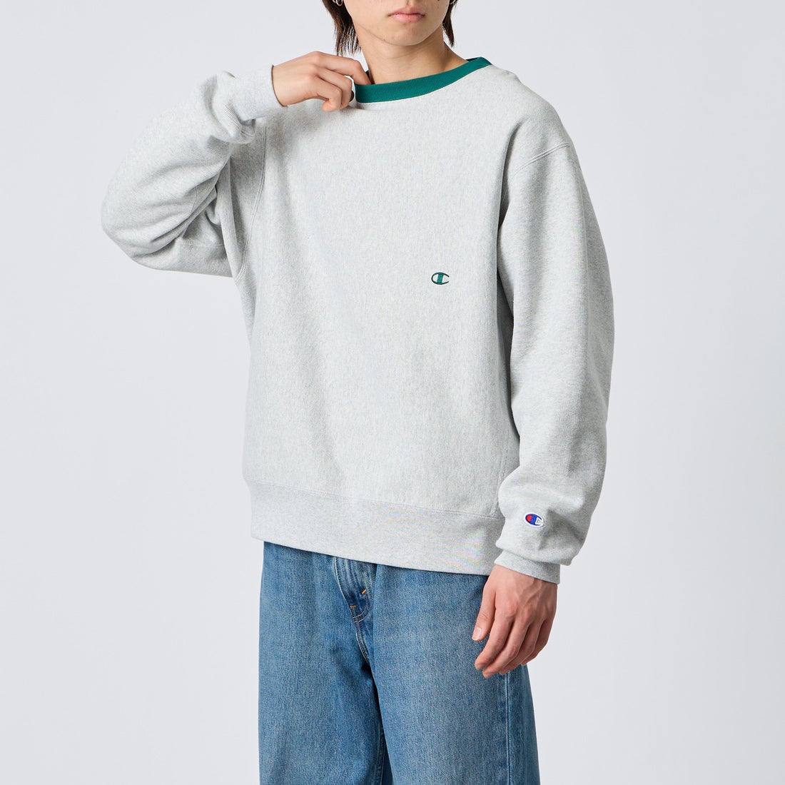 Champion [チャンピオン] 別注 スリーアイコン ロゴ刺繍スウェット [C8-E024-JF] 040 S.GRAY &&モデル身長：177cm 着用サイズ：L&&