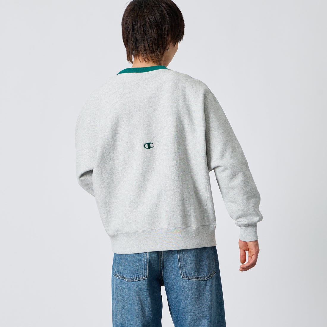 Champion [チャンピオン] 別注 スリーアイコン ロゴ刺繍スウェット [C8-E024-JF] 040 S.GRAY &&モデル身長：177cm 着用サイズ：L&&