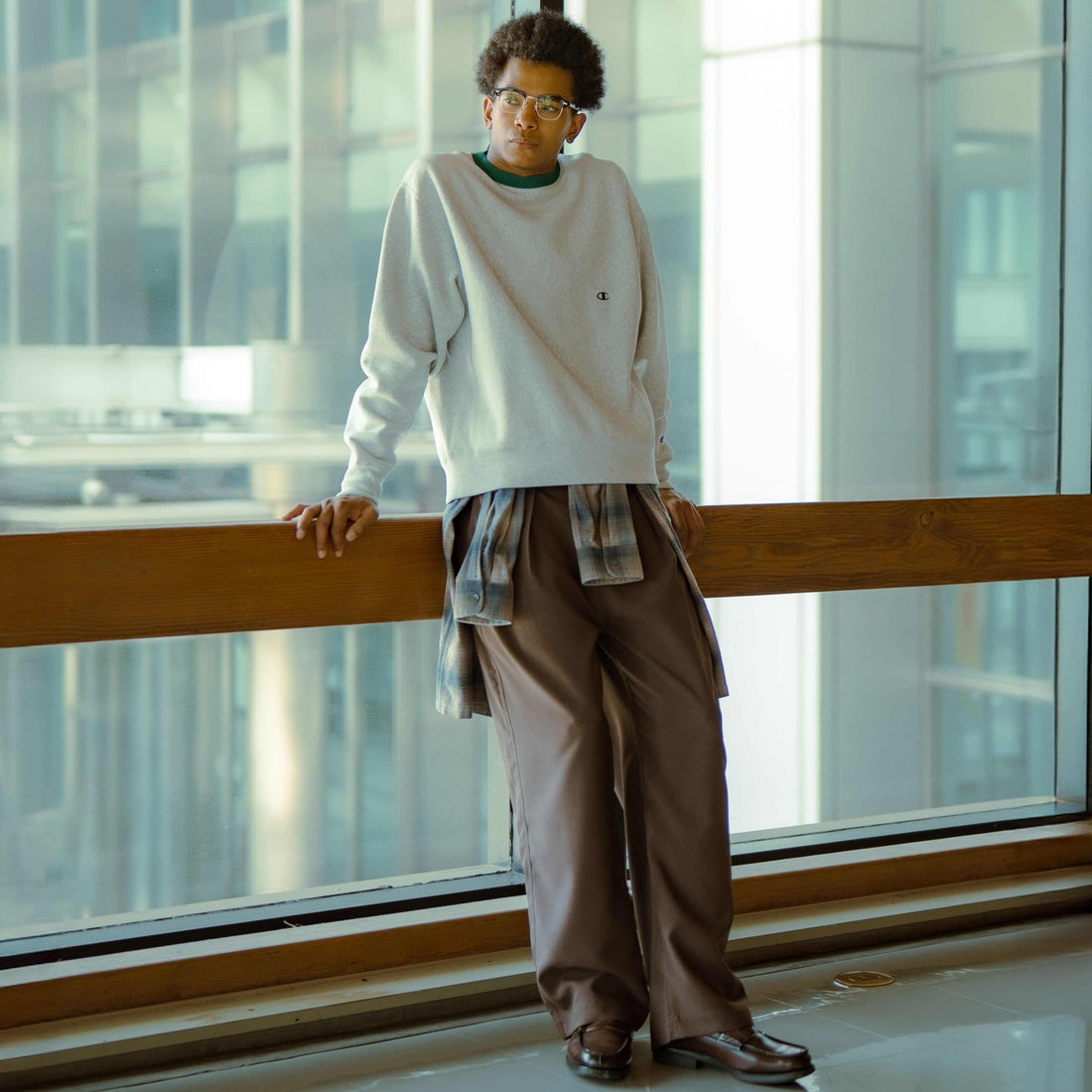 Champion [チャンピオン] 別注 スリーアイコン ロゴ刺繍スウェット [C8-E024-JF] 040 S.GRAY &&モデル身長：184cm 着用サイズ：L&&