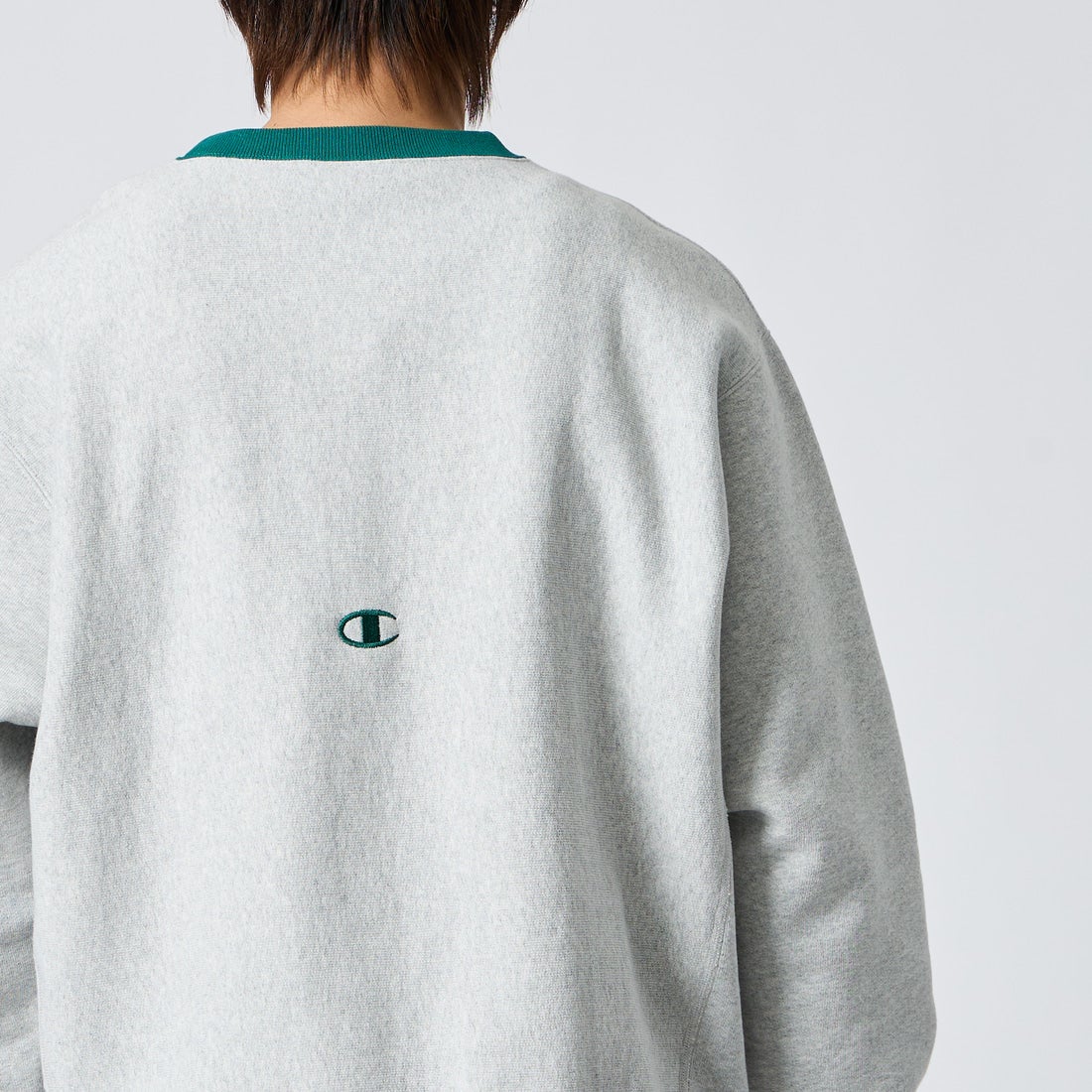 Champion [チャンピオン] 別注 スリーアイコン ロゴ刺繍スウェット [C8-E024-JF] 040 S.GRAY &&モデル身長：177cm 着用サイズ：L&&