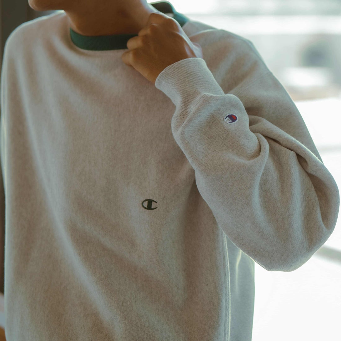 Champion [チャンピオン] 別注 スリーアイコン ロゴ刺繍スウェット [C8-E024-JF] 040 S.GRAY &&モデル身長：184cm 着用サイズ：L&&