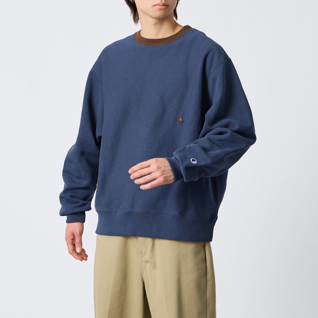 Champion [チャンピオン] 別注 スリーアイコン ロゴ刺繍スウェット [C8-E024-JF] 386 D.NAVY &&モデル身長：177cm 着用サイズ：L&&