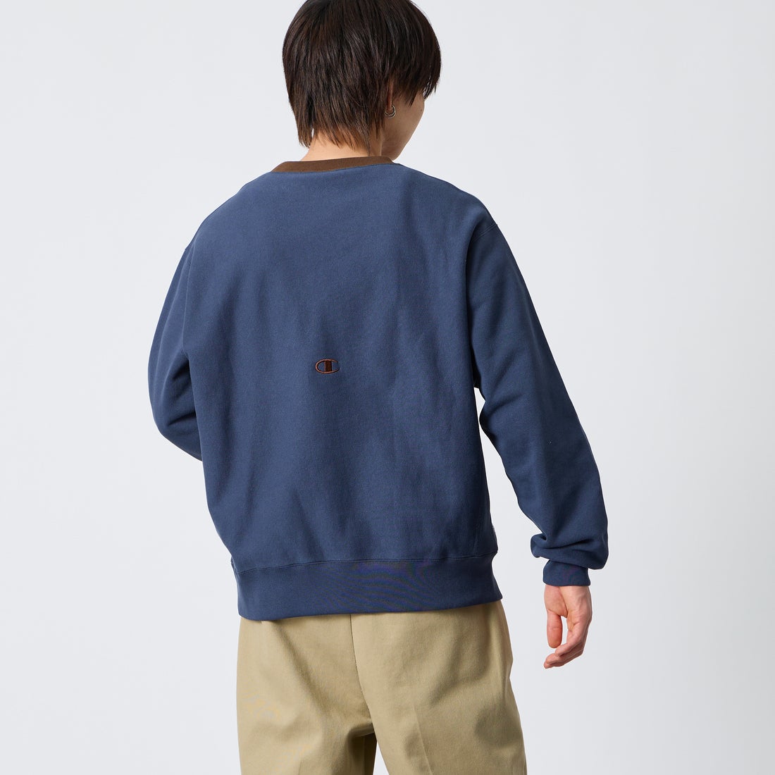 Champion [チャンピオン] 別注 スリーアイコン ロゴ刺繍スウェット [C8-E024-JF] 386 D.NAVY &&モデル身長：177cm 着用サイズ：L&&