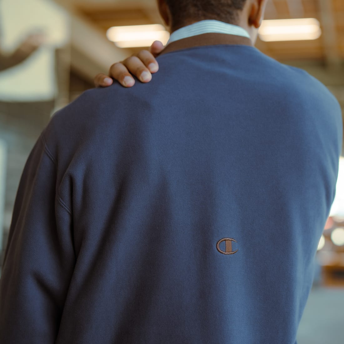Champion [チャンピオン] 別注 スリーアイコン ロゴ刺繍スウェット [C8-E024-JF] 386 D.NAVY &&モデル身長：184cm 着用サイズ：L&&