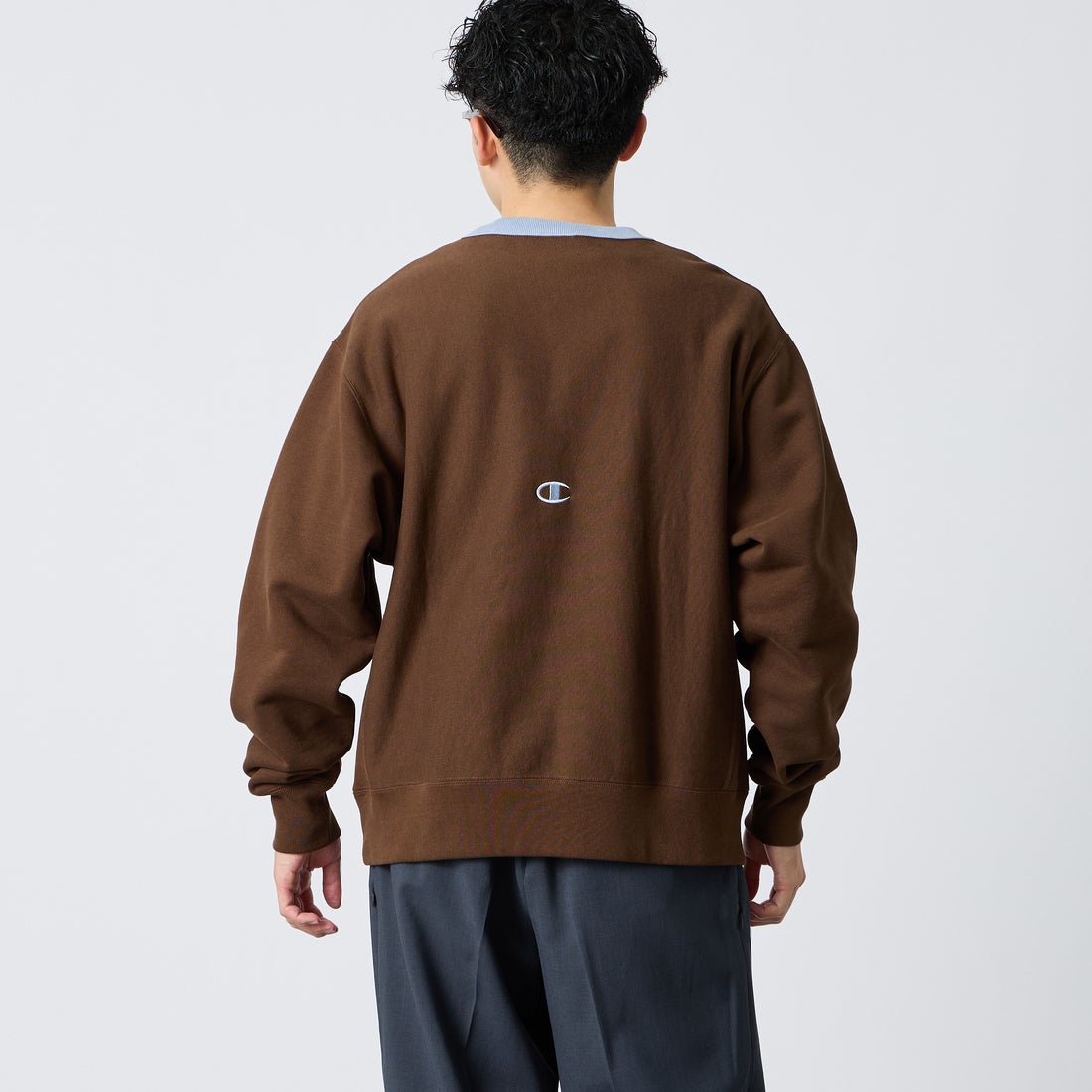 Champion [チャンピオン] 別注 スリーアイコン ロゴ刺繍スウェット [C8-E024-JF] 289 A.BRN &&モデル身長：168cm 着用サイズ：L&&