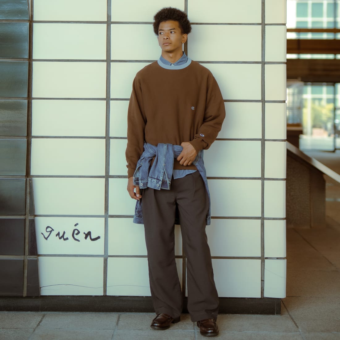 Champion [チャンピオン] 別注 スリーアイコン ロゴ刺繍スウェット [C8-E024-JF] 289 A.BRN &&モデル身長：184cm 着用サイズ：L&&