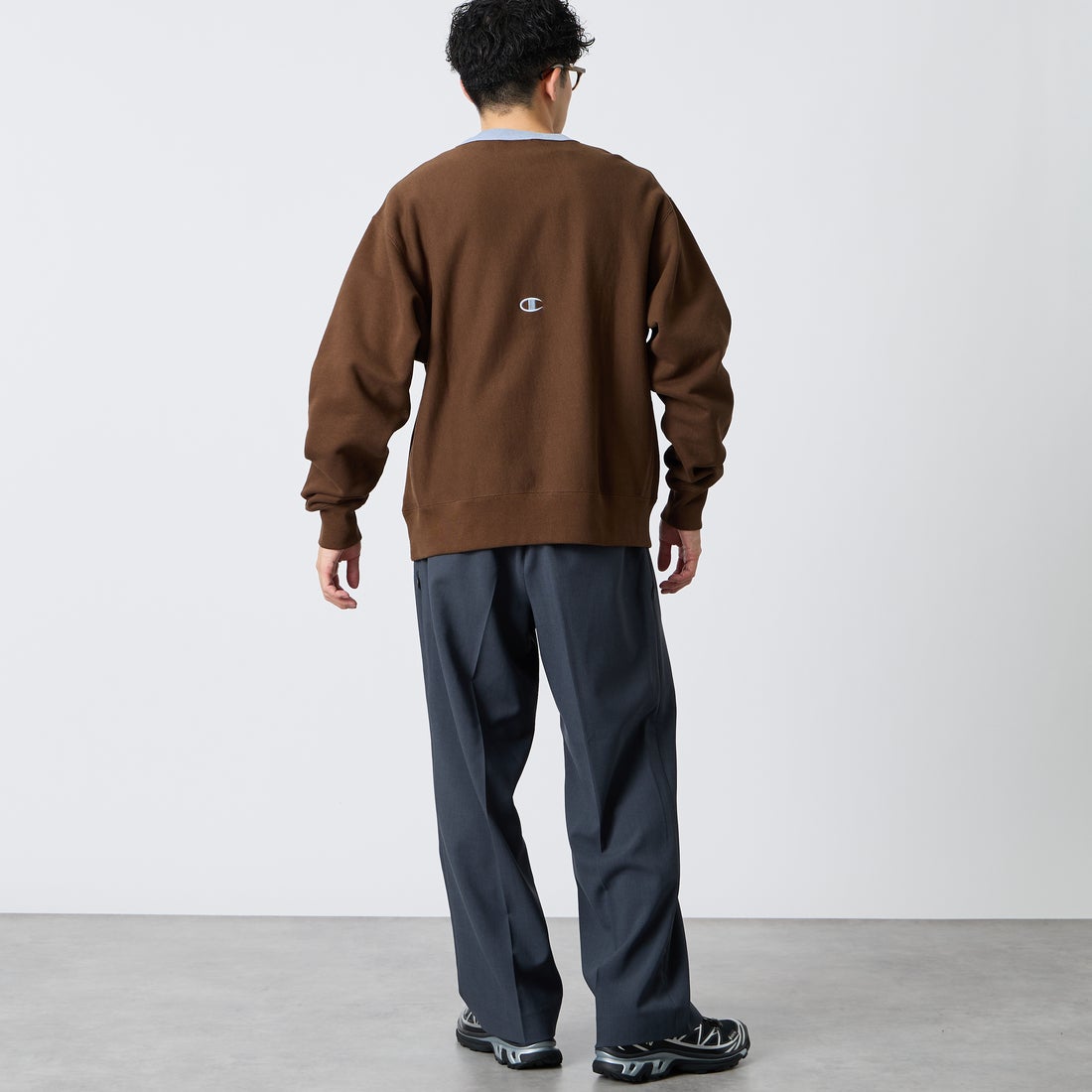 Champion [チャンピオン] 別注 スリーアイコン ロゴ刺繍スウェット [C8-E024-JF] 289 A.BRN &&モデル身長：168cm 着用サイズ：L&&