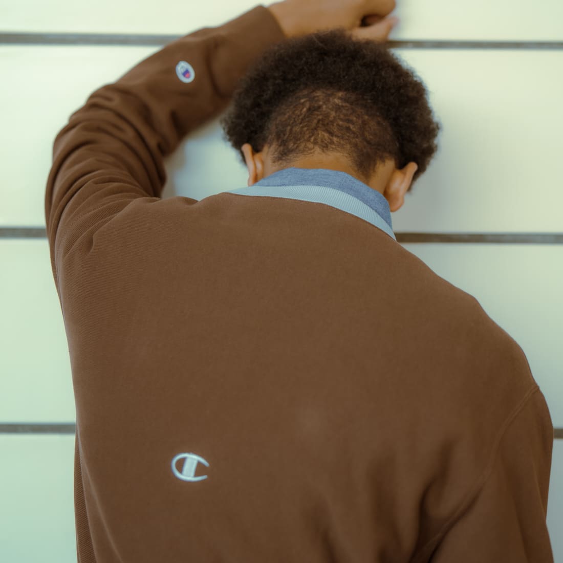 Champion [チャンピオン] 別注 スリーアイコン ロゴ刺繍スウェット [C8-E024-JF] 289 A.BRN &&モデル身長：184cm 着用サイズ：L&&