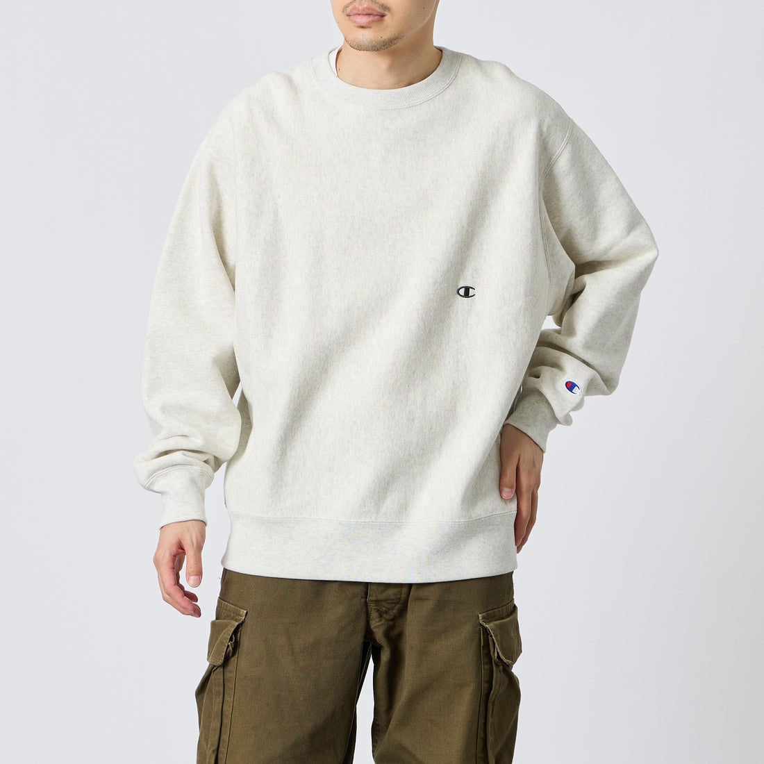 Champion [チャンピオン] 別注 スリーアイコン ロゴ刺繍スウェット [C8-E024-JF] 810 OATMEA &&モデル身長：168cm 着用サイズ：L&&