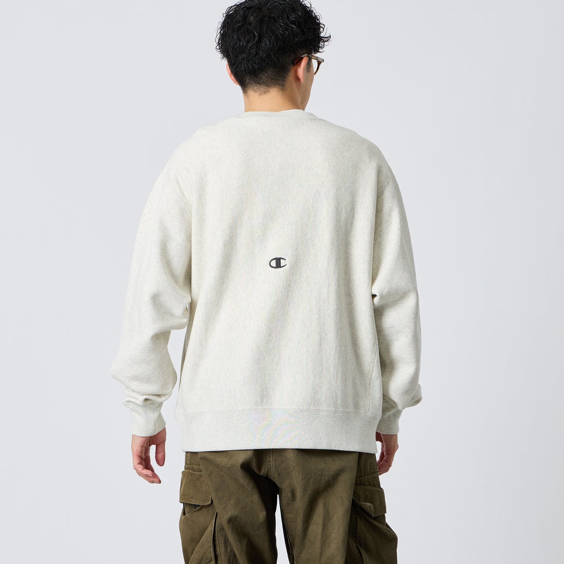 Champion [チャンピオン] 別注 スリーアイコン ロゴ刺繍スウェット [C8-E024-JF] 810 OATMEA &&モデル身長：168cm 着用サイズ：L&&