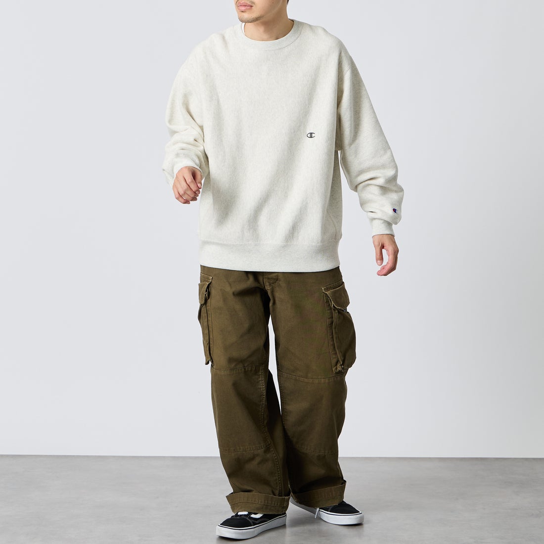 Champion [チャンピオン] 別注 スリーアイコン ロゴ刺繍スウェット [C8-E024-JF] 810 OATMEA &&モデル身長：168cm 着用サイズ：L&&