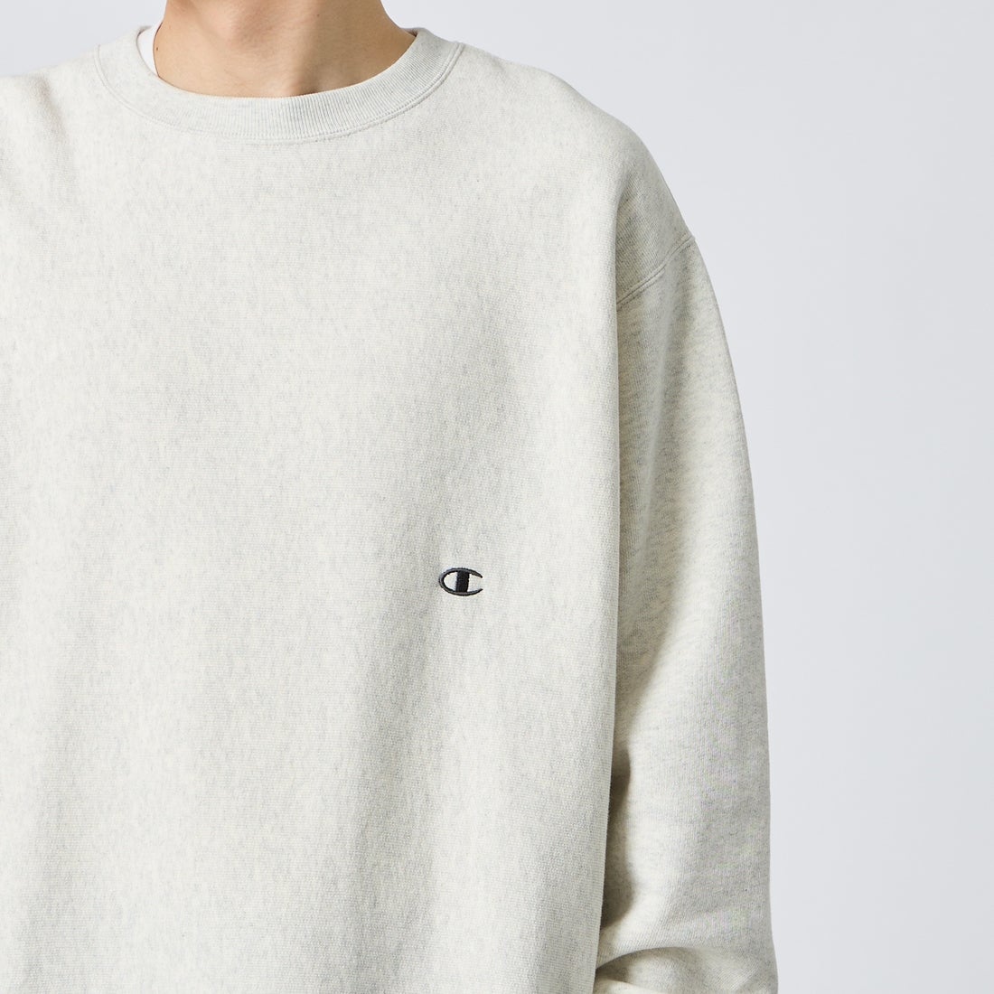 Champion [チャンピオン] 別注 スリーアイコン ロゴ刺繍スウェット [C8-E024-JF] 810 OATMEA &&モデル身長：168cm 着用サイズ：L&&