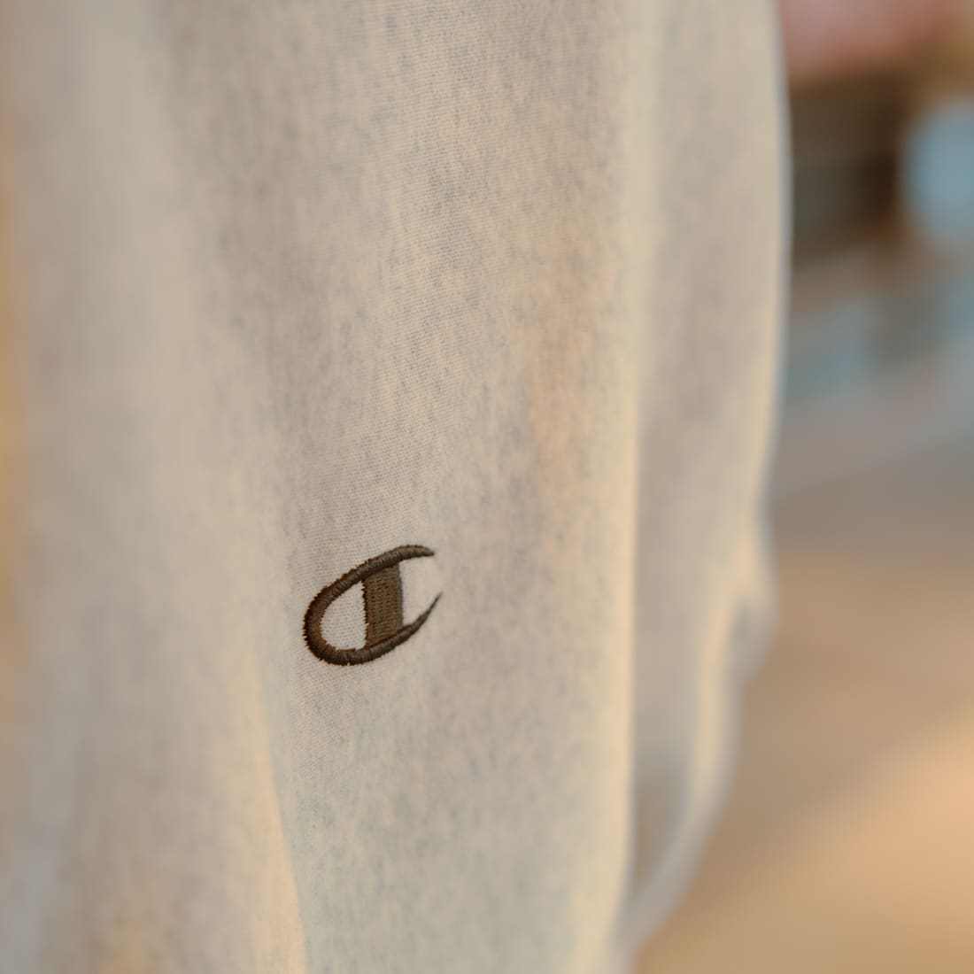 Champion [チャンピオン] 別注 スリーアイコン ロゴ刺繍スウェット [C8-E024-JF] 810 OATMEA &&モデル身長：184cm 着用サイズ：L&&
