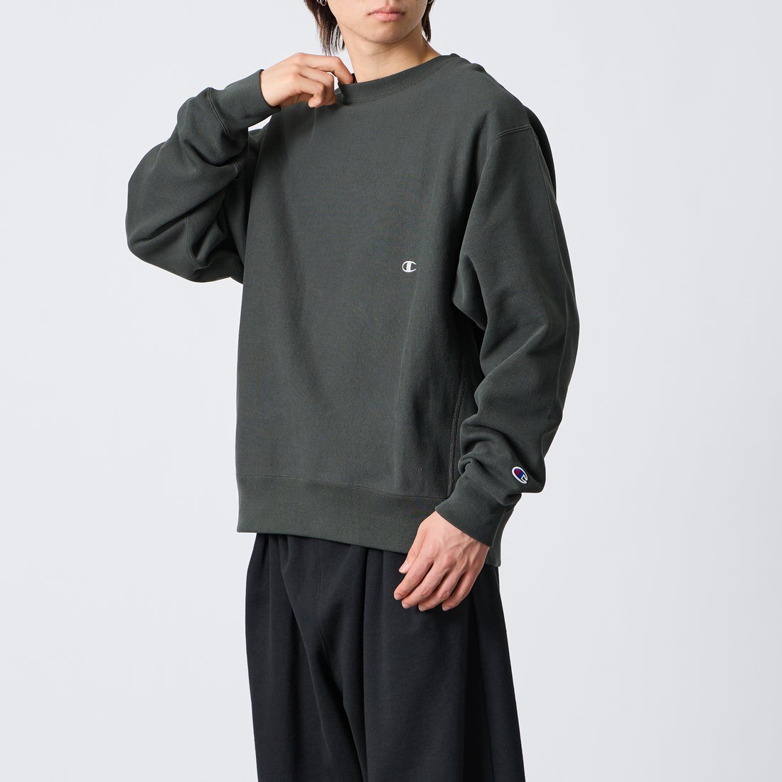 Champion [チャンピオン] 別注 スリーアイコン ロゴ刺繍スウェット [C8-E024-JF] 055 O.BLK &&モデル身長：177cm 着用サイズ：L&&